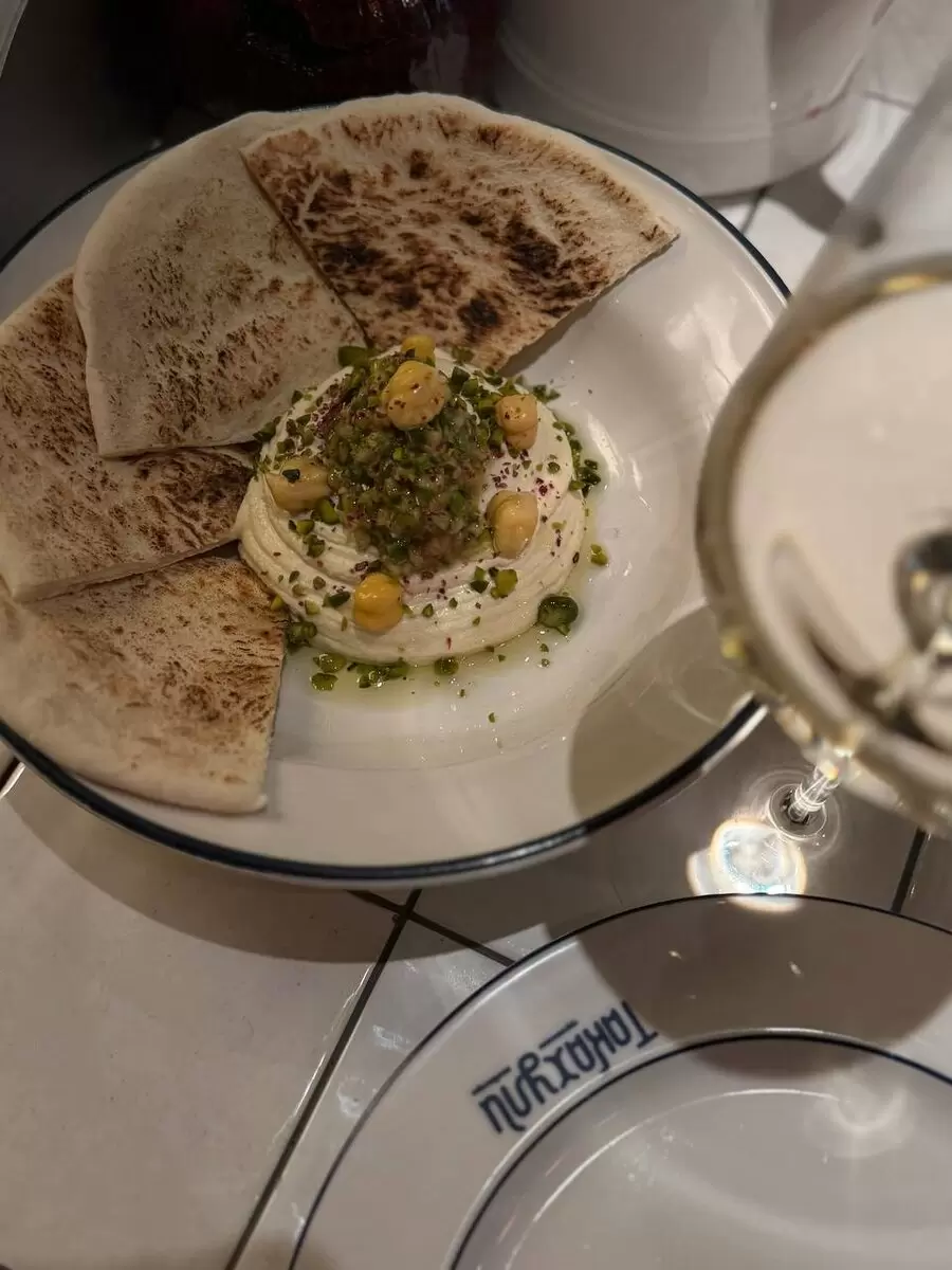 Как не ошибиться в выборе гостеприимной трапезы: спокойная история о застольях и вине