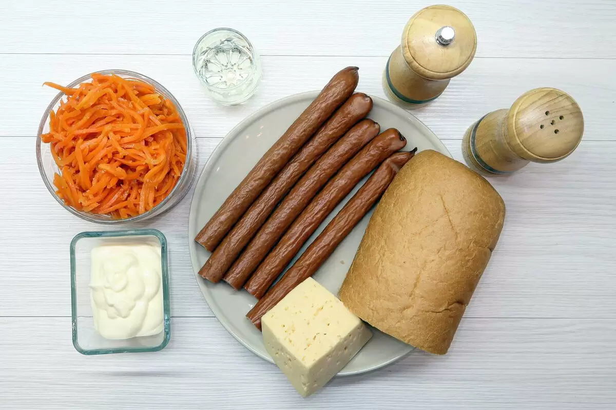 Салат с охотничьими колбасками, сыром и сухариками