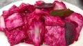 Пробуйте яркую закуску: хрустящая маринованная капуста с свеклой