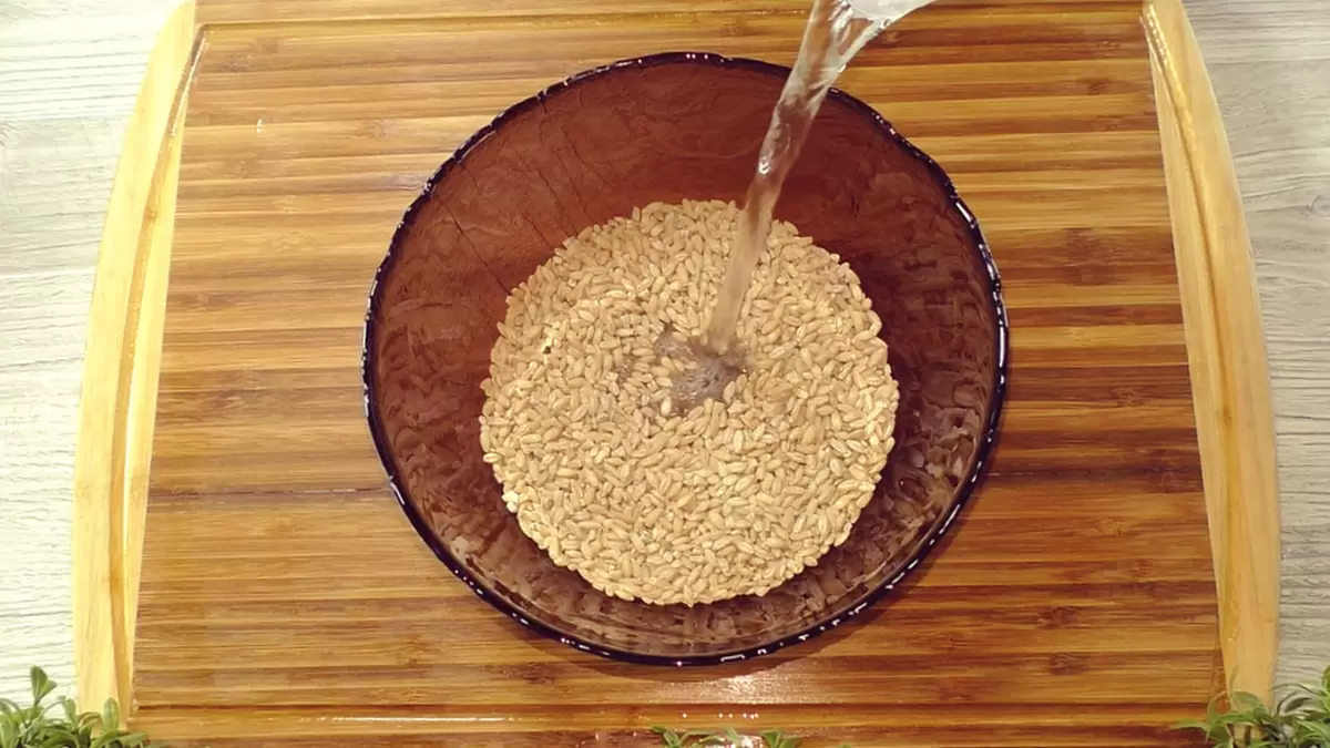 Рассольник с перловкой и огурцами: идеальная зимняя заготовка для быстрого обеда