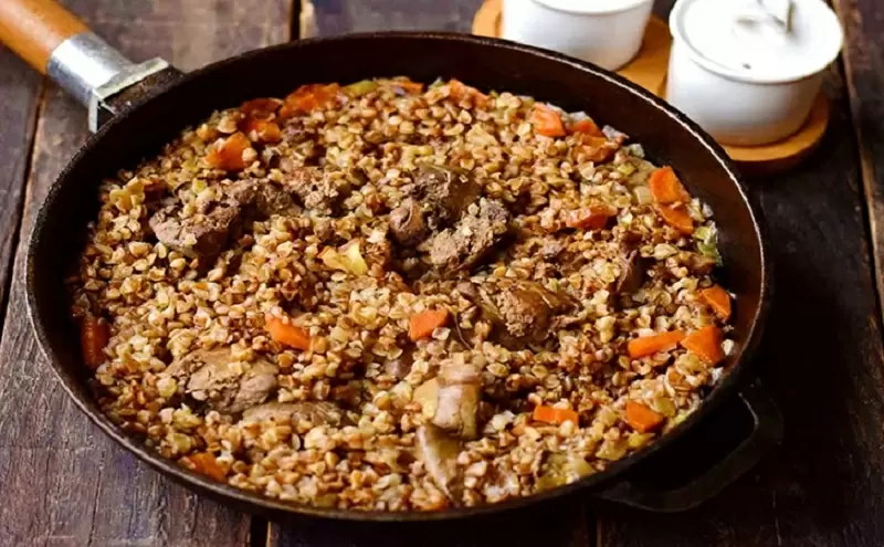 Ужин за полчаса: печень с гречкой в томатном соусе — просто и вкусно