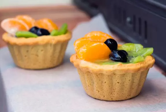 Песочные корзинки с фруктами: легкий десерт для любого повода