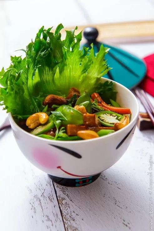 Жареный тофу с соевым соусом и кешью