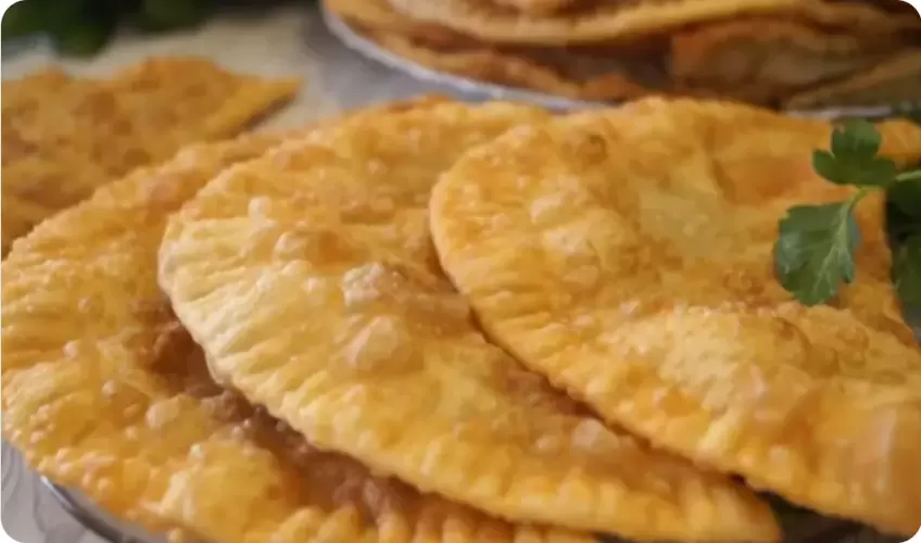 Чебуреки на раз-два: секреты хрустящего теста и сочной начинки