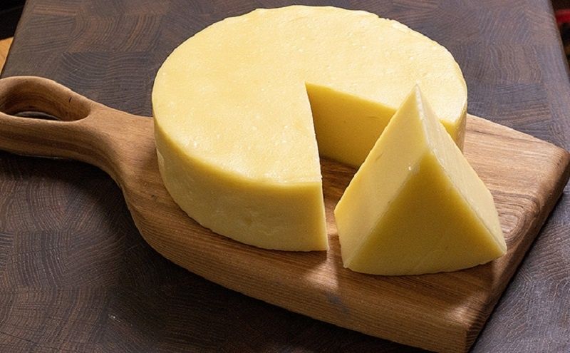 Домашний твёрдый сыр: спокойное дерево кулинарной традиции без хлопот