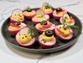 Фаршированные яйца в свекольном маринаде: изысканная закуска для любого случая