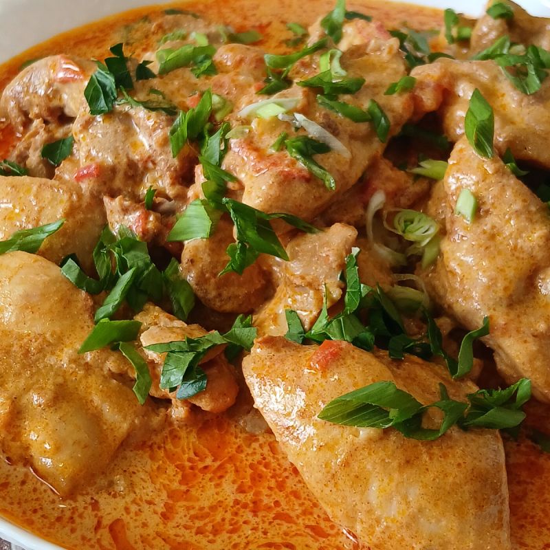 Нежное куриное филе в кокосовом соусе с яркими нотками Том Ям