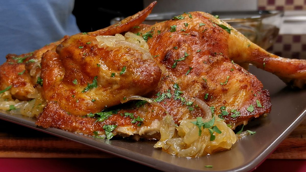 Праздничная курица на сладком луке: запоминающийся вкус для вашего стола